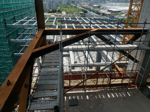 五星級(jí)工地的硬核力量 附著式升降腳手架